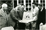 Burgemeester – burgervader – Kolfschoten neemt een grote doos sigaren in ontvangst , omstreeks 1950. Foto: F. van Mierlo |collectie RHCe